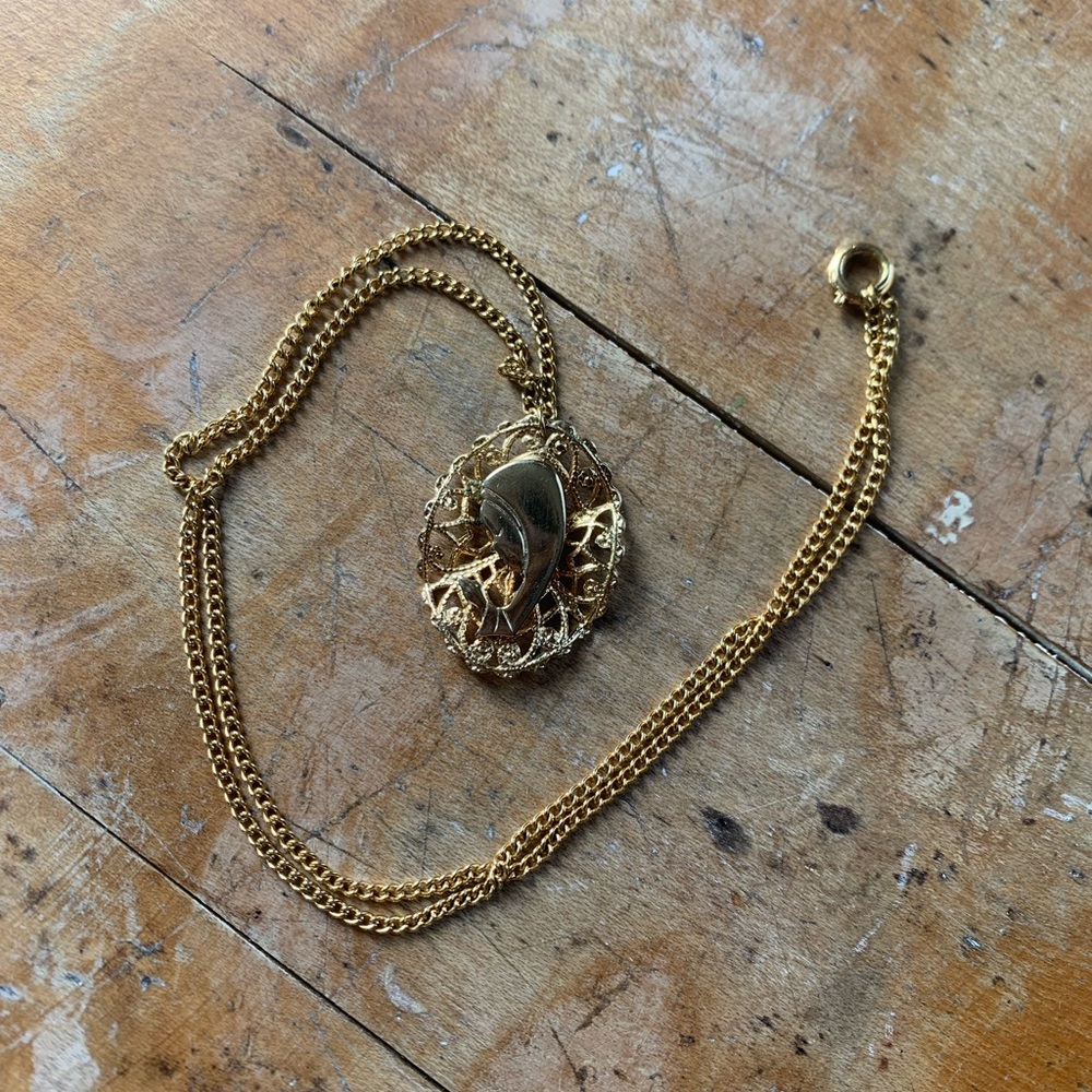 Vintage Virgin Mary Necklace - Picture 4 of 7